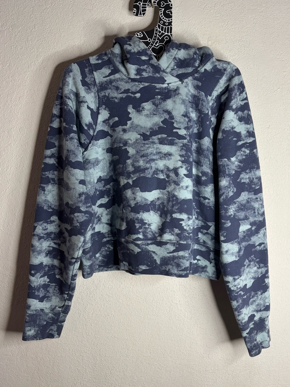 Lululemon Loungeful Cropped Hoodie
Heritage Camo Wash WP Blue Multi size 10 - Picture 2 of 5